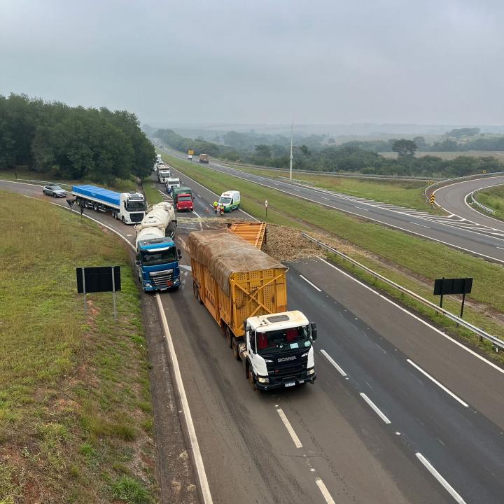 Foto 6 de 7 — Carreta tomba e causa lentidão na Rodovia Washington Luís (SP-310)